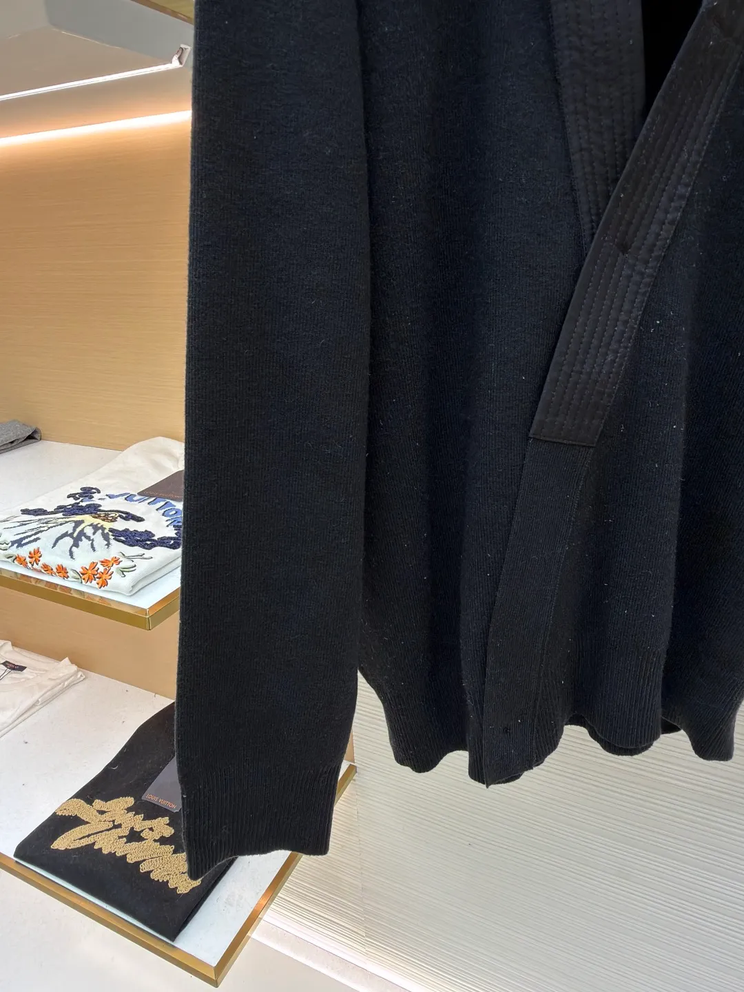 LOUIS VUITTON x Nigo mixed decorative cardigan V-neck knitted cardigan ●Original version: purchased and developed by 17810 ●Item number: 1681712-B45 ●Fabric: wool fabric ●Technology: knitted production ●Color: black ●Version: fitted version ●Weight: about 825 grams ●Size: S-M-L-XL ●Description: This LOUIS VUITTON knitted cardigan adopts a loose fit design, which is comfortable to wear and full of fashion. The fabric is made of high-quality wool blend material, which has a soft and delicate feel, good warmth retention and breathability. Ready-to-wear garments are made using precision cutting techniques to ensure the overall shape is three-dimensional and crisp. The decorative belt on the chest uses leather splicing technology and is matched with exquisite metal buttons, which not only increases the sense of design, but also adds a fashionable touch to the overall look. The details of the collar and cuffs are exquisite, the overall wiring is neat, and the stitching is fine and firm. Whether it is daily wear or formal occasions, it can be easily controlled, perfectly interpreting the luxury and elegance of the LOUIS VUITTON brand. The overall wiring is straight and delicate, the fabric is comfortable and soft, and the color is consistent without color difference. It can be matched with the same style to create a fashionable look and control various occasions. Customized accessories, complete with three standards, same style for men and women!